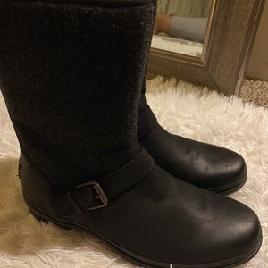 Black water resistant UGG boot size 9